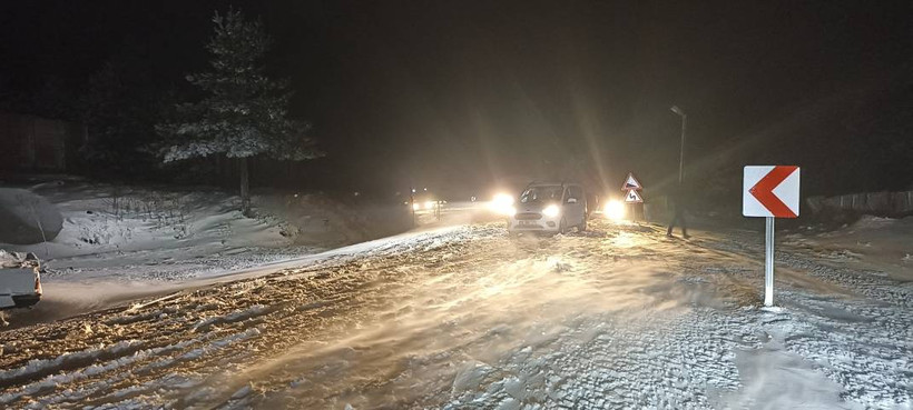 Kastamonu'da kar etkili oldu: Araçlar yolda mahsur kaldı, köy yolları kapandı - Resim: 3